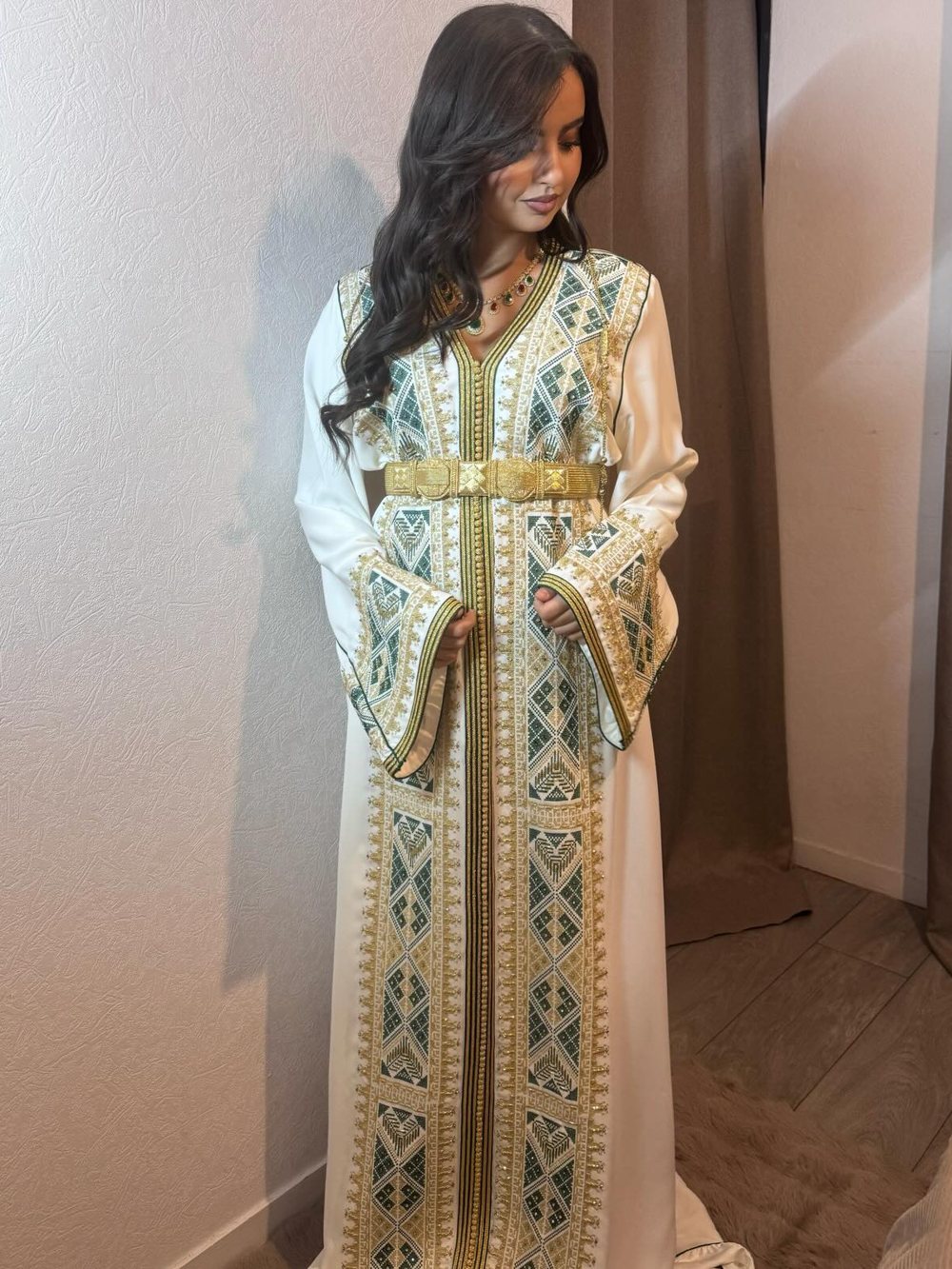 Caftan Kenza blanc brodé vert et or
