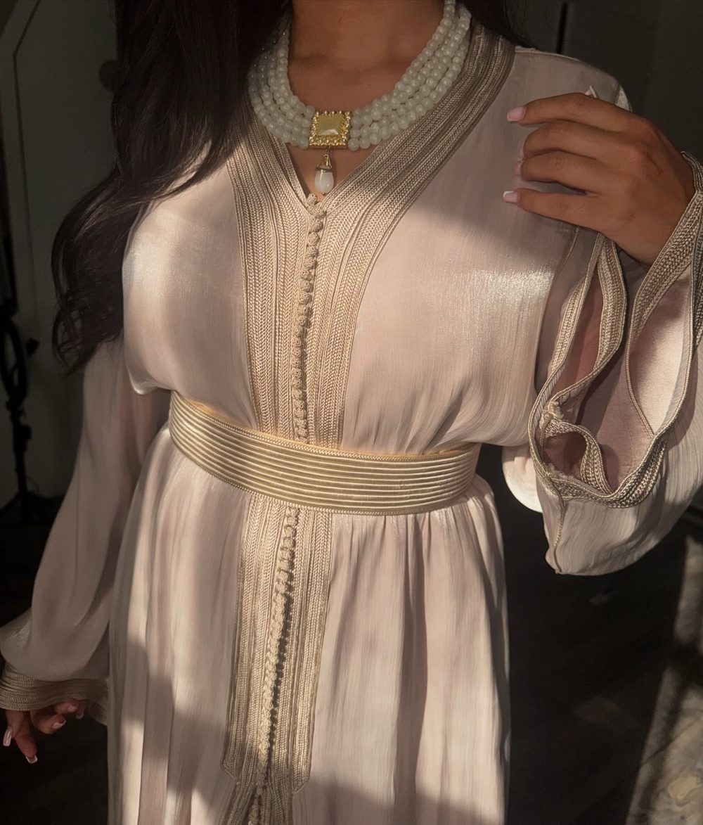 Détail d'un caftan champagne et de sa ceinture brodée