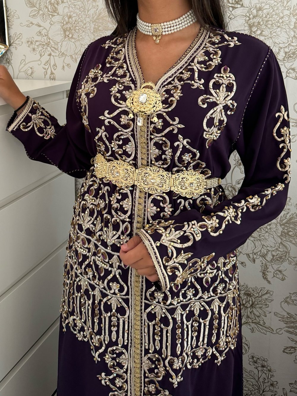 Caftan Warda violet entièrement brodé