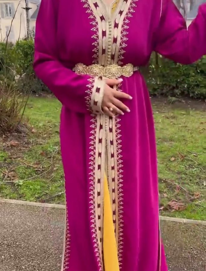 Cliente MONCAFTAN en caftan Fuchsia & jaune