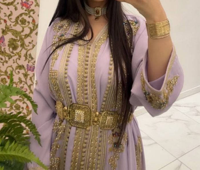 Cliente MONCAFTAN en caftan Lilas brodé